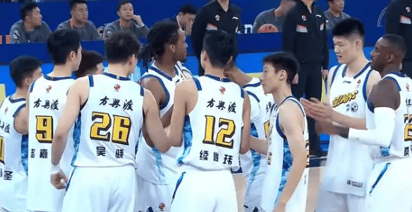 广东惨案!本土仅13分遭山东打爆,北京16分逆转,广厦止颓